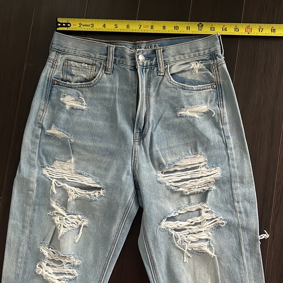 AMERICAN EAGLE light wash distressed high-rise Mom Jean - Picture 5 of 7